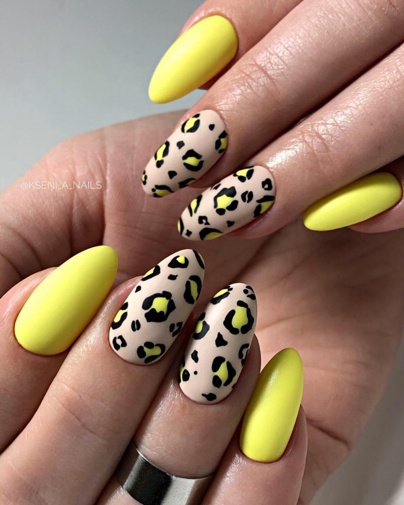Желто-бежевый дизайн ногтей с матовым покрытием и леопардовым принтом