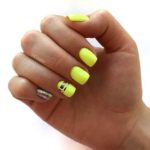 Желтый маникюр на короткие квадратные ногти с серебристым глиттером на мизинце