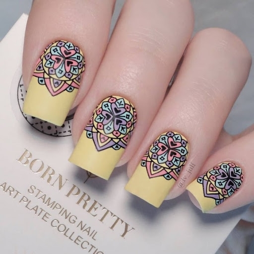 Желтый матовый дизайн ногтей с ярким стемпингом Мандалы на каждом ногте