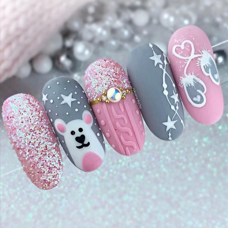 Зимний дизайн ногтей в розово-сером цвете с блестящим глиттером, рисунком белого мишки и варежек