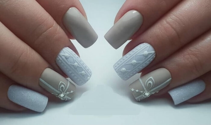 Зимний маникюр с вязаным узором на квадратных ногтях в белом и бежевом цвете