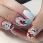 Зимний нежный дизайн ногтей в белом цвете с рисунками снегирей и обьемной снежной рябины