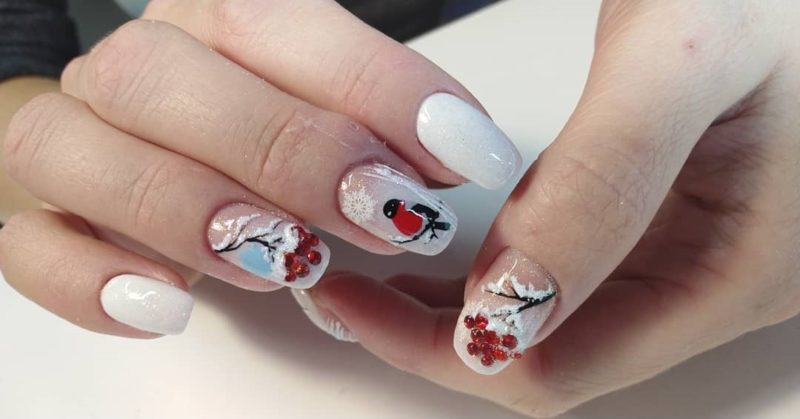 Зимний нежный дизайн ногтей в белом цвете с рисунками снегирей и обьемной снежной рябины