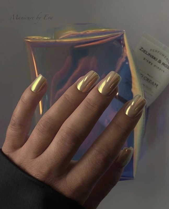 Золотистый маникюр на квадратные ногти средней длины с блестящим покрытием