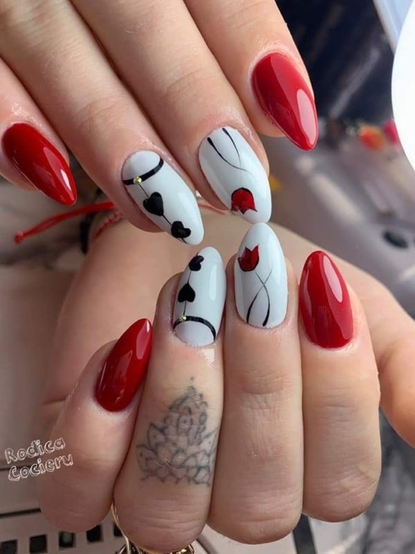 Бело-красный дизайн ногтей с глянцевым покрытием, рисунками тюльпанов и сердечек