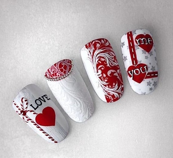 Бело-красный дизайн ногтей с изящными узорами надписями про любовь, бусинами и стразами