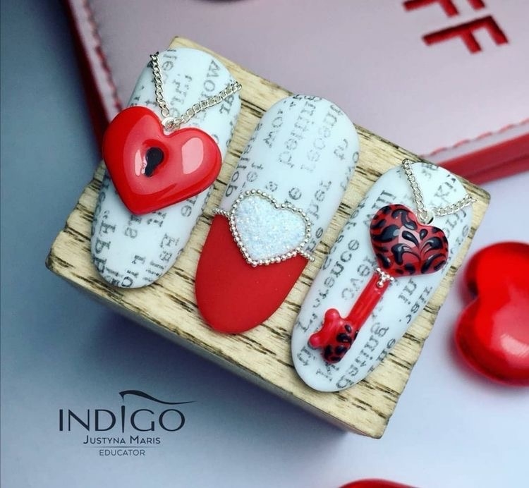 Бело-красный дизайн ногтей с надписями по светлой основе, крупным декором в виде сердечек