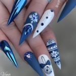 Бело-синий дизайн ногтей с камнями, стразами, зимним орнаментом и рисунком елочного шара