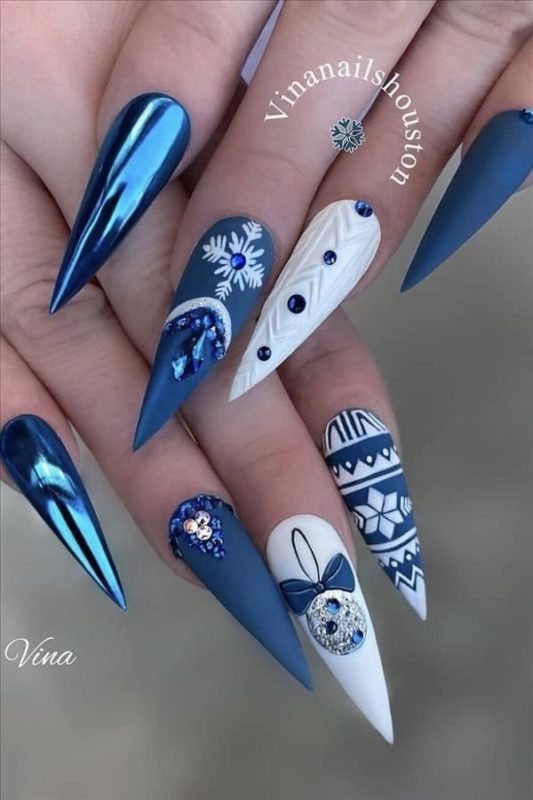 Бело-синий дизайн ногтей с камнями, стразами, зимним орнаментом и рисунком елочного шара