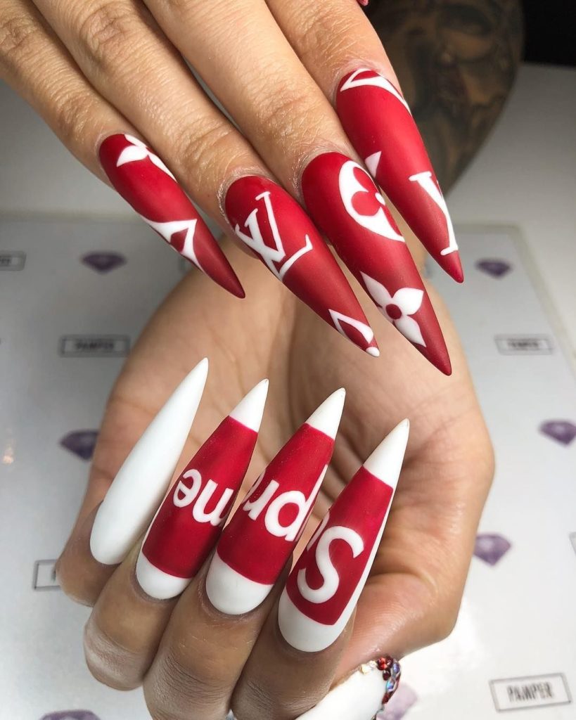 Брендовый дизайн ногтей в красно-белом цвете с надписью Supreme и логотипом Louis Vuitton