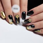 Черно-золотой дизайн ногтей с переливающимся глянцевым покрытием и декором из стразов