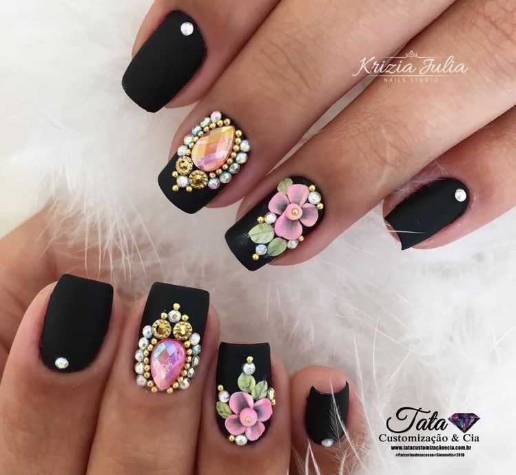 Черный дизайн ногтей с серебристыми стразами в лунках и цветами ручной лепки, украшениями-коронами