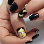 Черный глянцевый дизайн ногтей с наклейками в виде забавных миньонов и бананов