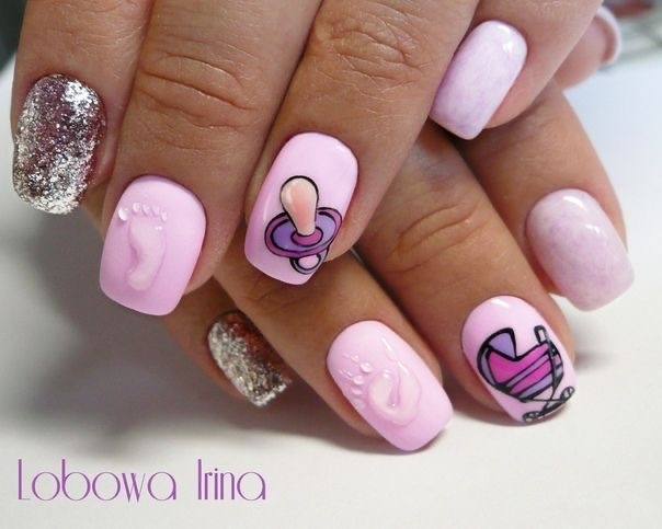 Дизайн ногтей для молодой мамы в розовом цвете с объемной ладошкой и стопой малыша, рисунками