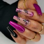 Сиреневый дизайн длинных квадратных ногтей с блестками в цвет, рисунками веток