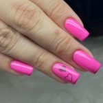Яркие розовые ногти с глянцевым покрытием и минималистичными рисунками сердец