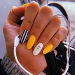 Яркие желтые ногти с полосатым бело-черным дизайном, надписью Love Boy