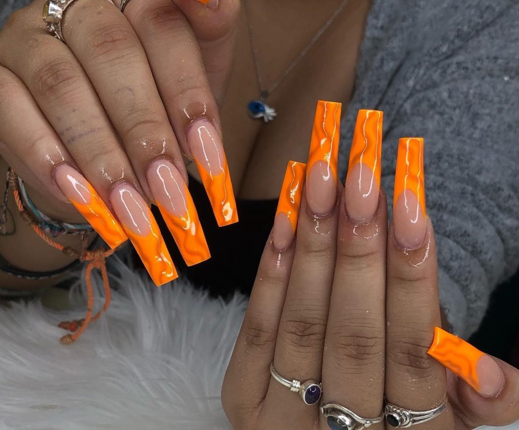 Яркий броский маникюр на очень длинные квадратные ногти в неоновом оранжевом цвете