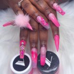 Яркий пестрый розовый дизайн ногтей с лепкой в виде цветов, объемным декором, пушистым хвостиком