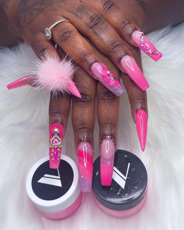 Яркий пестрый розовый дизайн ногтей с лепкой в виде цветов, объемным декором, пушистым хвостиком