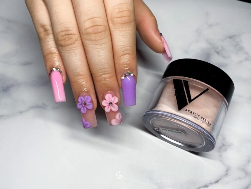 Яркий розово-фиолетовый дизайн ногтей с объемным цветочным декором и стразами