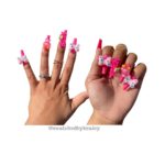 Яркий розовый дизайн ногтей с объемным крупным декором в виде бантиков, надписей, бабочек