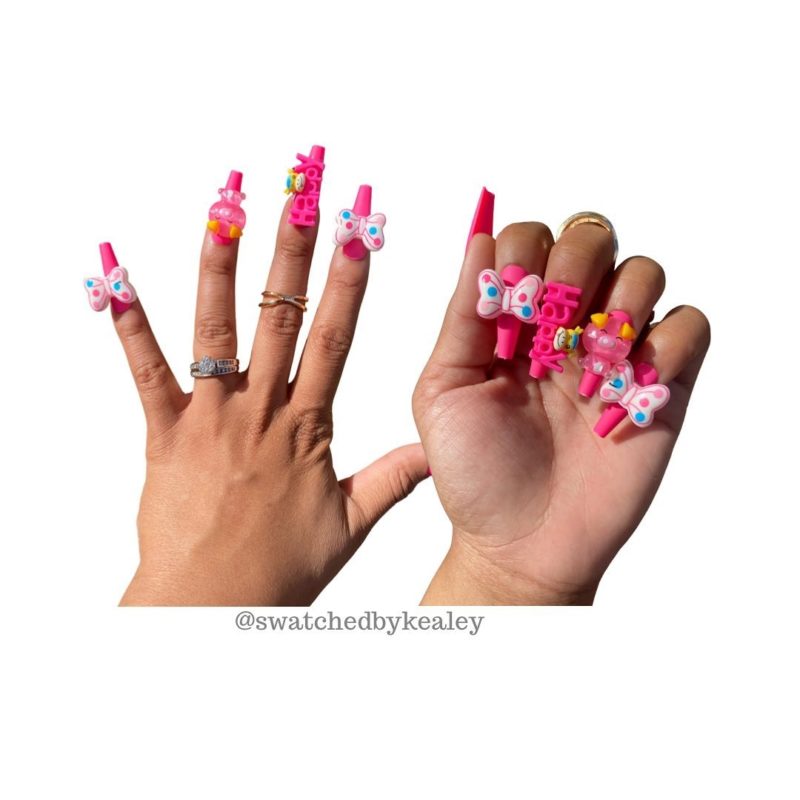 Яркий розовый дизайн ногтей с объемным крупным декором в виде бантиков, надписей, бабочек