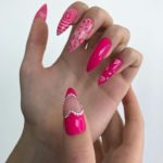 Ярко-розовые ногти с интересным декором – рисунком сердца из стразом, разными узорами