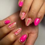 Ярко-розовый дизайн ногтей на короткие миндалевидные ногти с миниатюрными сердечками