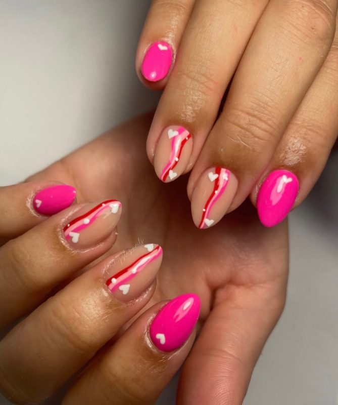 Ярко-розовый дизайн ногтей на короткие миндалевидные ногти с миниатюрными сердечками