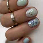 Дизайн на короткие круглые ногти в мятном цвете с поталью и надписью
