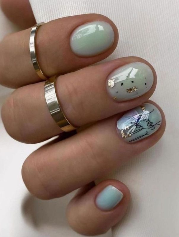 Дизайн на короткие круглые ногти в мятном цвете с поталью и надписью