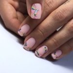 Красивый маникюр на квадратные ногти с радужным рисунком Колибри и цветочными венками