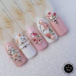 Розово-белый дизайн ногтей с имитацией зеркал и цветочного отражения в них со стразами, бусинами