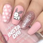 Милый розовый дизайн ногтей в розовом цвете с рисунками сердец, кролика и ярким глиттером