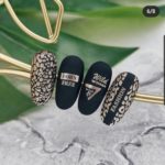 Модный дизайн ногтей в черном матовом цвете с надписями на тему красоты и свободы
