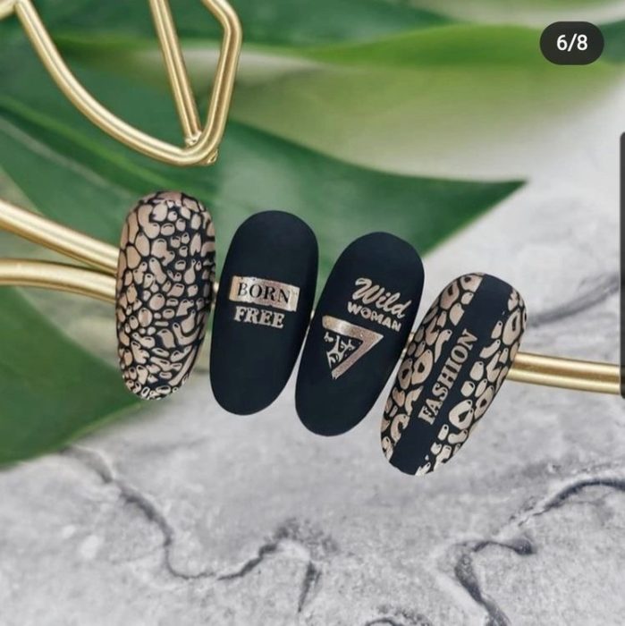 Модный дизайн ногтей в черном матовом цвете с надписями на тему красоты и свободы