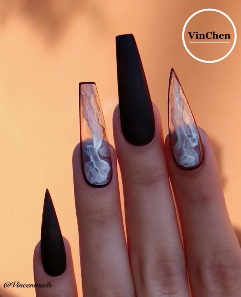 Модный маникюр на ногти черного цвета 2 форм – квадратной и стилет с дымчатым узором