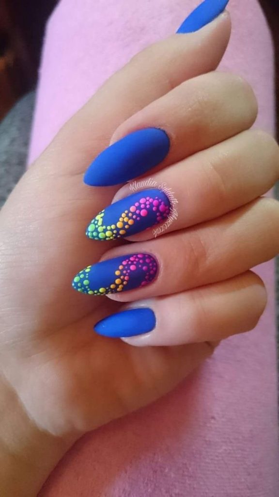 Синий дизайн ногтей с узорами из лаков разных цветов
