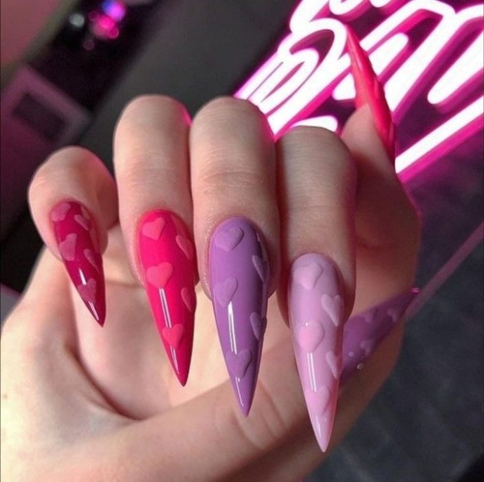 Ногти стилеты, оформленные в розовом и сиреневых цветах разного оттенка с объемными рисунками-сердечками