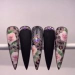 Ногти-стилеты с оригинальным оформлением в виде розовых роз на леопардовом фоне
