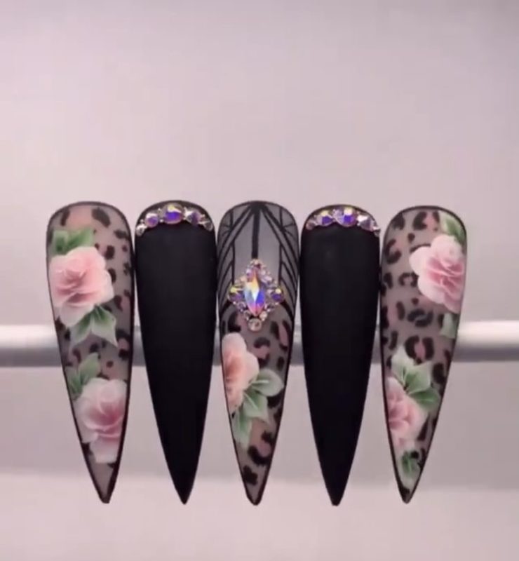 Ногти-стилеты с оригинальным оформлением в виде розовых роз на леопардовом фоне