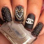 Оформление ногтей Chanel с декором в виде бусин, миниатюрных цепей