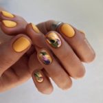 Желтый дизайн коротких круглых ногтей с цветными рисунками-мазками
