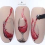 Оригинальное оформление ногтей в нежно-розовом цвете с рисунками бокалов и бутылки с вином