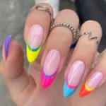 Радужный френч с чередованием цвета на разных ногтях с контрастной границей