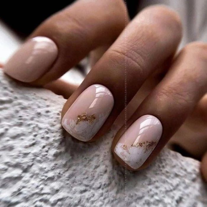 Розово белый дизайн квадратных ногтей с золотистым мерцающим оформлением и глянцевой базой