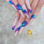 Розовые матовые ногти с дизайном Жар-Птица и лепестками ручной лепки разных оттенков синего
