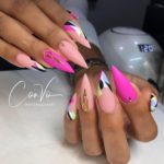 Розовые ногти-стилеты с цветными геометрическими рисунками и золотистым декором