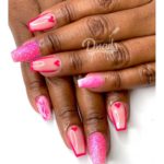 Розовый френч на ногти средней длины с квадратными тонкими кончиками и рисунками сердец в лунке